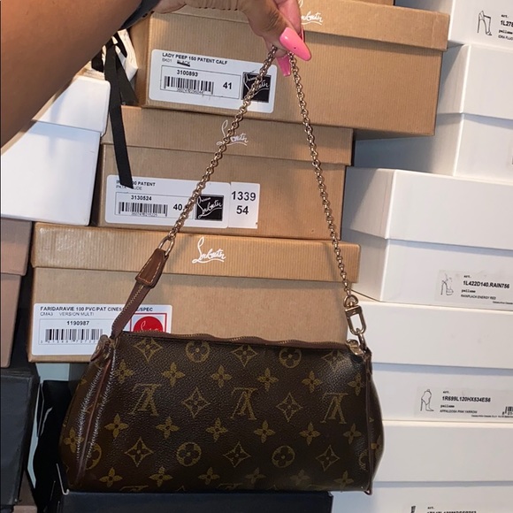 LV Clutch - Picture 3 of 5